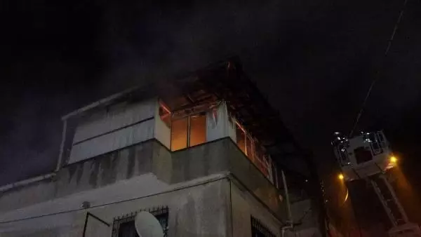 İzmir'de, bir binanın çatı katında çıkan yangın korkuttu İzmir'de, bir binanın çatı katında çıkan yangın korkuttu