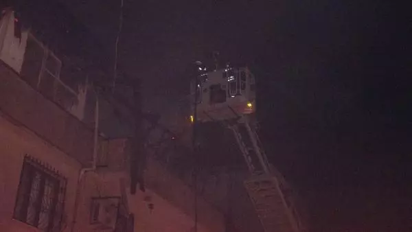 İzmir'de, bir binanın çatı katında çıkan yangın korkuttu İzmir'de, bir binanın çatı katında çıkan yangın korkuttu