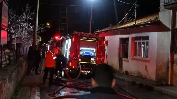 İzmir'de, bir binanın çatı katında çıkan yangın korkuttu İzmir'de, bir binanın çatı katında çıkan yangın korkuttu