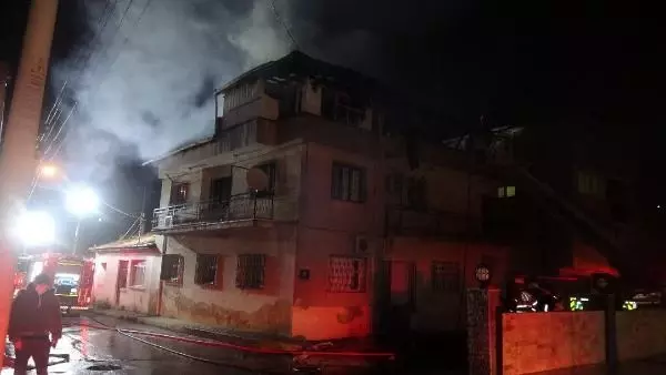 İzmir'de, bir binanın çatı katında çıkan yangın korkuttu İzmir'de, bir binanın çatı katında çıkan yangın korkuttu
