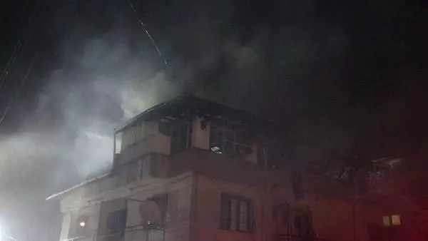 İzmir'de, bir binanın çatı katında çıkan yangın korkuttu İzmir'de, bir binanın çatı katında çıkan yangın korkuttu