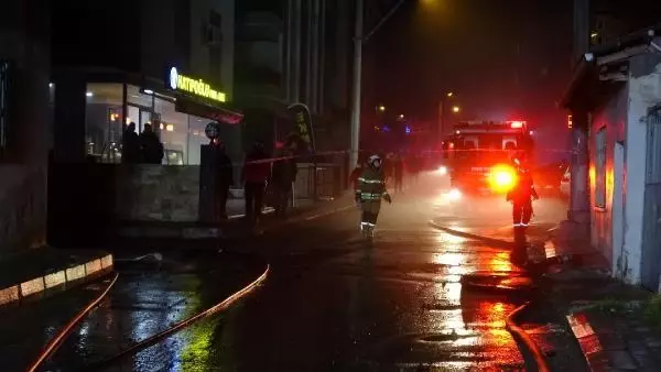 İzmir'de, bir binanın çatı katında çıkan yangın korkuttu İzmir'de, bir binanın çatı katında çıkan yangın korkuttu