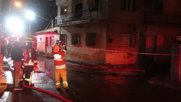 İzmir'de, bir binanın çatı katında çıkan yangın korkuttu İzmir'de, bir binanın çatı katında çıkan yangın korkuttu