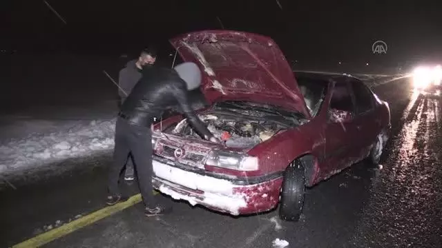 Jandarma ekipleri, yolda mahsur kalan aileyi yurda yerleştirdi Jandarma ekipleri, yolda mahsur kalan aileyi yurda yerleştirdi