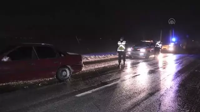 Jandarma ekipleri, yolda mahsur kalan aileyi yurda yerleştirdi Jandarma ekipleri, yolda mahsur kalan aileyi yurda yerleştirdi