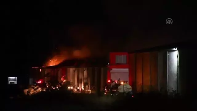 Son dakika... Kahramanmaraş'ta tekstil fabrikasının deposunda çıkan yangın sürüyor Son dakika... Kahramanmaraş'ta tekstil fabrikasının deposunda çıkan yangın sürüyor