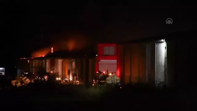 Son dakika... Kahramanmaraş'ta tekstil fabrikasının deposunda çıkan yangın sürüyor Son dakika... Kahramanmaraş'ta tekstil fabrikasının deposunda çıkan yangın sürüyor