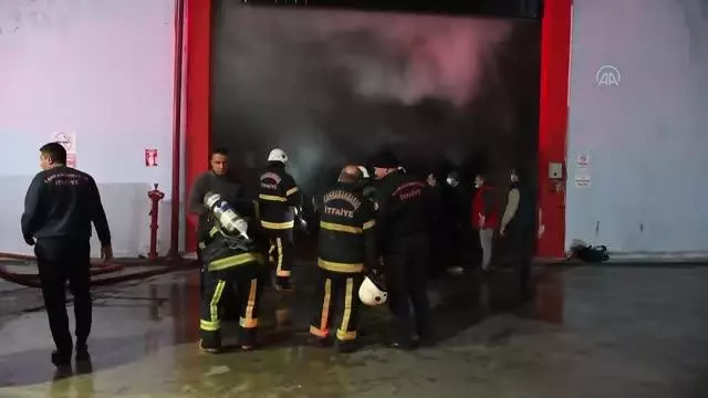 Son dakika... Kahramanmaraş'ta tekstil fabrikasının deposunda çıkan yangın sürüyor Son dakika... Kahramanmaraş'ta tekstil fabrikasının deposunda çıkan yangın sürüyor
