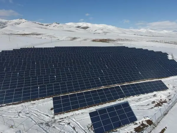 Karla kaplı araziye güneş enerji sistemi kuruldu, 900 hanenin enerji ihtiyacını karşılayacak Karla kaplı araziye güneş enerji sistemi kuruldu, 900 hanenin enerji ihtiyacını karşılayacak