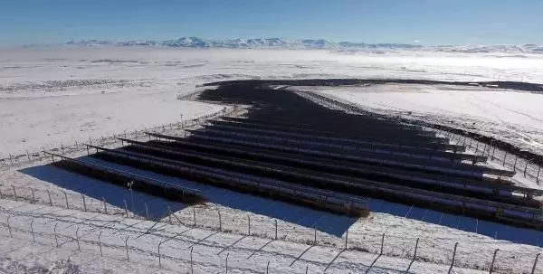 Karla kaplı araziye güneş enerji sistemi kuruldu, 900 hanenin enerji ihtiyacını karşılayacak Karla kaplı araziye güneş enerji sistemi kuruldu, 900 hanenin enerji ihtiyacını karşılayacak