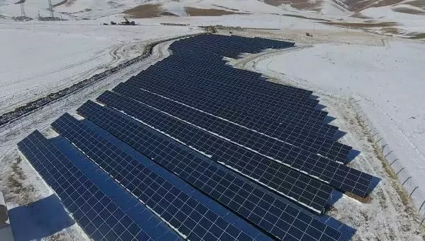 Karla kaplı araziye güneş enerji sistemi kuruldu, 900 hanenin enerji ihtiyacını karşılayacak Karla kaplı araziye güneş enerji sistemi kuruldu, 900 hanenin enerji ihtiyacını karşılayacak