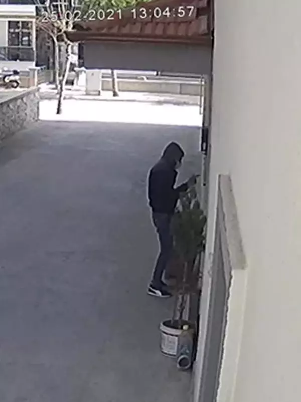 Son dakika: 'Kimlik bilgilerin kopyalandı' deyip, 38 bin TL dolandıran şüpheli yakalandı Son dakika: 'Kimlik bilgilerin kopyalandı' deyip, 38 bin TL dolandıran şüpheli yakalandı