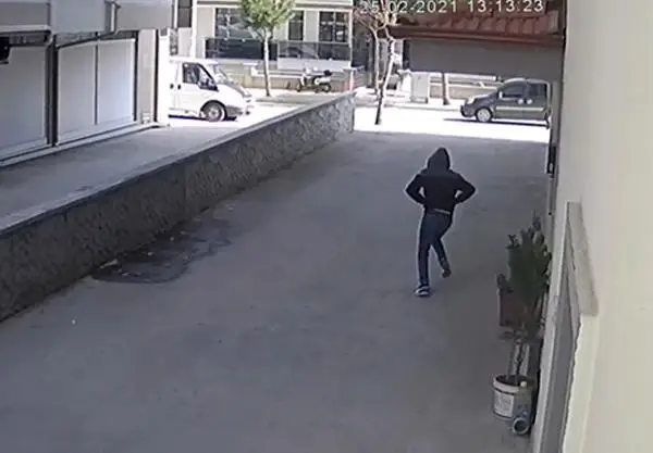 Son dakika: 'Kimlik bilgilerin kopyalandı' deyip, 38 bin TL dolandıran şüpheli yakalandı Son dakika: 'Kimlik bilgilerin kopyalandı' deyip, 38 bin TL dolandıran şüpheli yakalandı