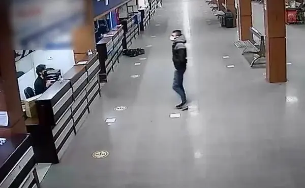 Son dakika: 'Kimlik bilgilerin kopyalandı' deyip, 38 bin TL dolandıran şüpheli yakalandı Son dakika: 'Kimlik bilgilerin kopyalandı' deyip, 38 bin TL dolandıran şüpheli yakalandı