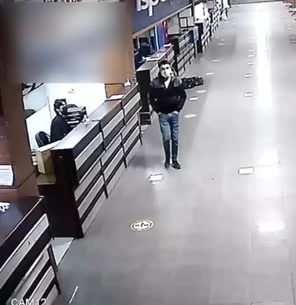 Son dakika: 'Kimlik bilgilerin kopyalandı' deyip, 38 bin TL dolandıran şüpheli yakalandı Son dakika: 'Kimlik bilgilerin kopyalandı' deyip, 38 bin TL dolandıran şüpheli yakalandı
