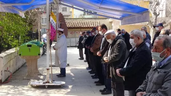 Kimsesizler mezarlığına defnedilecek öğretmene, öğrencileri sahip çıktı Kimsesizler mezarlığına defnedilecek öğretmene, öğrencileri sahip çıktı