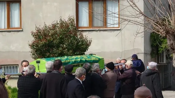 Kimsesizler mezarlığına defnedilecek öğretmene, öğrencileri sahip çıktı Kimsesizler mezarlığına defnedilecek öğretmene, öğrencileri sahip çıktı
