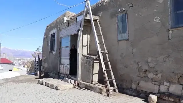 Son dakika haber! 'Kocan cinayet işledi' diye korkuttukları kadının bileziklerini dolandırdılar Son dakika haber! 'Kocan cinayet işledi' diye korkuttukları kadının bileziklerini dolandırdılar