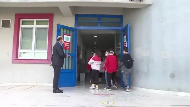 Kontrollü normalleşme süreciyle okullarda yüz yüze eğitim başladı Kontrollü normalleşme süreciyle okullarda yüz yüze eğitim başladı