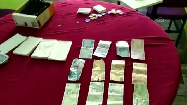 Kumar oynayan ve Kovid-19 tedbirlerini ihlal eden 8 kişiye para cezası yazıldı Kumar oynayan ve Kovid-19 tedbirlerini ihlal eden 8 kişiye para cezası yazıldı