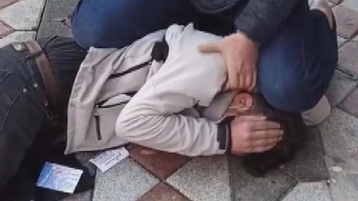 Mahalleye dadanan hırsızı suçüstü yakalayıp polise teslim ettiler! O anlar kamerada