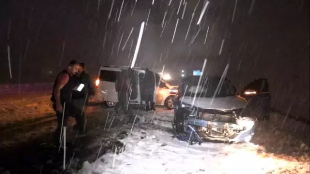 Trafik kazasında kafası kanayan sürücü acısını unutup aracının derdine düştü Trafik kazasında kafası kanayan sürücü acısını unutup aracının derdine düştü