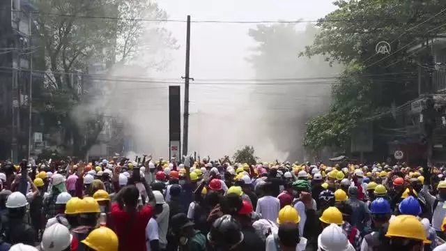 Myanmar'da darbeye karşı protestolar, güvenlik güçlerinin sert müdahalesine rağmen sürüyor (2) Myanmar'da darbeye karşı protestolar, güvenlik güçlerinin sert müdahalesine rağmen sürüyor (2)