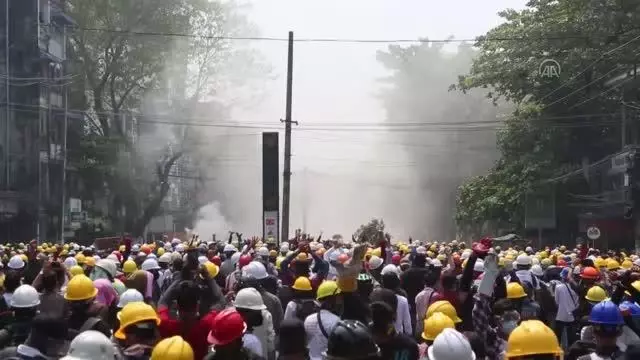 Myanmar'da darbeye karşı protestolar, güvenlik güçlerinin sert müdahalesine rağmen sürüyor (2) Myanmar'da darbeye karşı protestolar, güvenlik güçlerinin sert müdahalesine rağmen sürüyor (2)