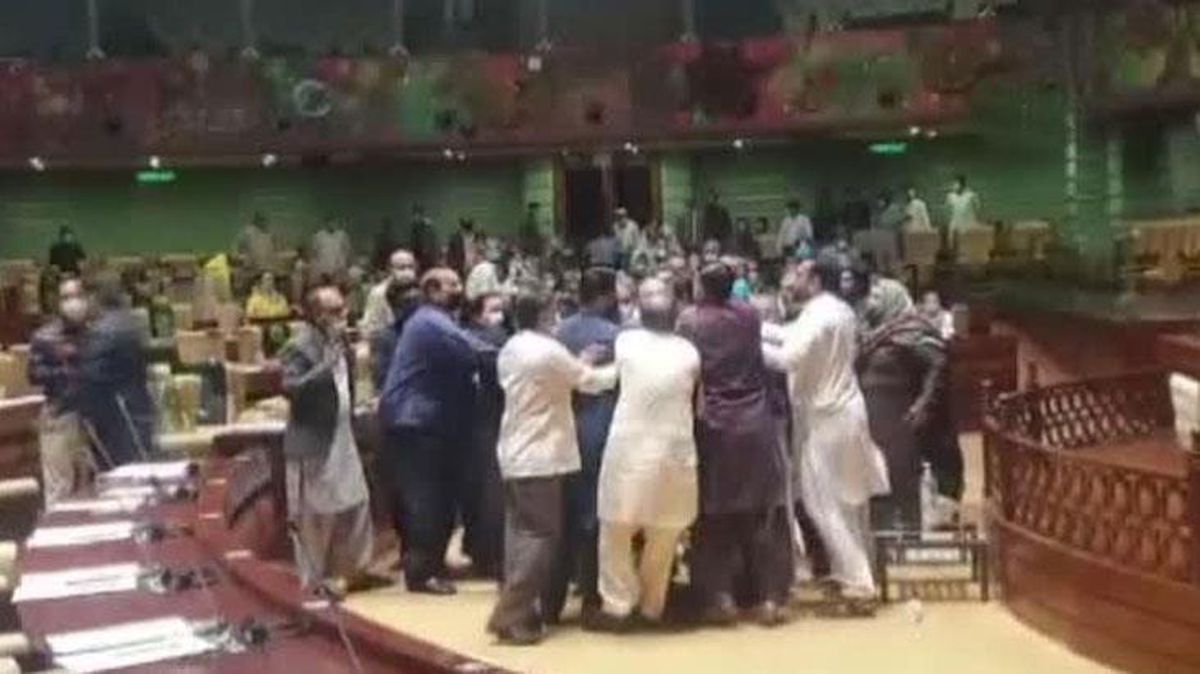 Pakistan meclisinde milletvekilleri birbirine girdi! O anlar kamerada