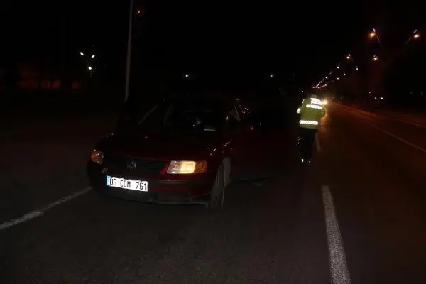 Son dakika gündem: Polisin 'dur' ihtarına uymayan otomobildeki 2 kişi, kovalamacayla yakalandı Son dakika gündem: Polisin 'dur' ihtarına uymayan otomobildeki 2 kişi, kovalamacayla yakalandı