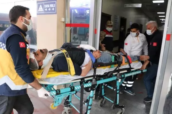 Şanlıurfa'da hafif ticari araç devrildi: 1ölü, 6 yaralı Şanlıurfa'da hafif ticari araç devrildi: 1ölü, 6 yaralı