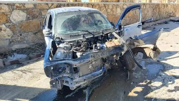 Sivas'ta, kavşakta çarpışan araçların çarptıkları duvarı yıkma anı kamerada Sivas'ta, kavşakta çarpışan araçların çarptıkları duvarı yıkma anı kamerada