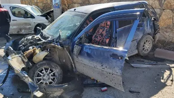 Sivas'ta, kavşakta çarpışan araçların çarptıkları duvarı yıkma anı kamerada Sivas'ta, kavşakta çarpışan araçların çarptıkları duvarı yıkma anı kamerada