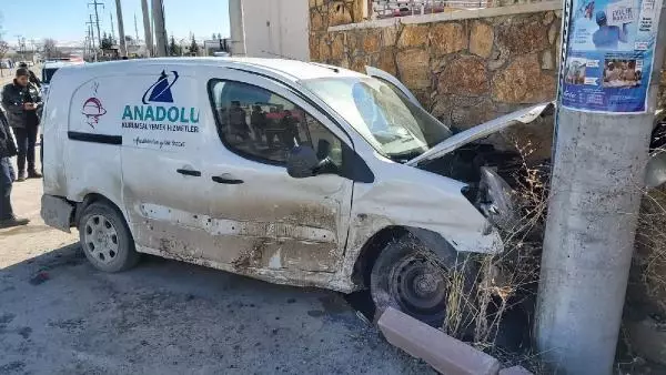 Sivas'ta, kavşakta çarpışan araçların çarptıkları duvarı yıkma anı kamerada Sivas'ta, kavşakta çarpışan araçların çarptıkları duvarı yıkma anı kamerada