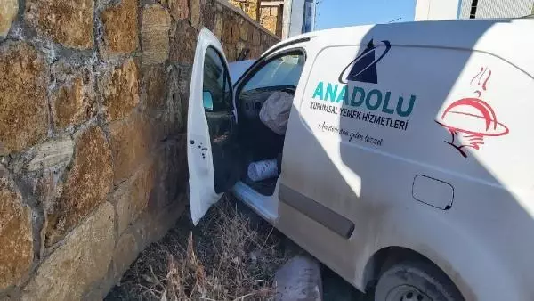 Sivas'ta, kavşakta çarpışan araçların çarptıkları duvarı yıkma anı kamerada Sivas'ta, kavşakta çarpışan araçların çarptıkları duvarı yıkma anı kamerada