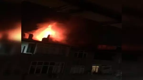 Sultangazi'de bir binanın çatı katında çıkan yangın söndürüldü Sultangazi'de bir binanın çatı katında çıkan yangın söndürüldü