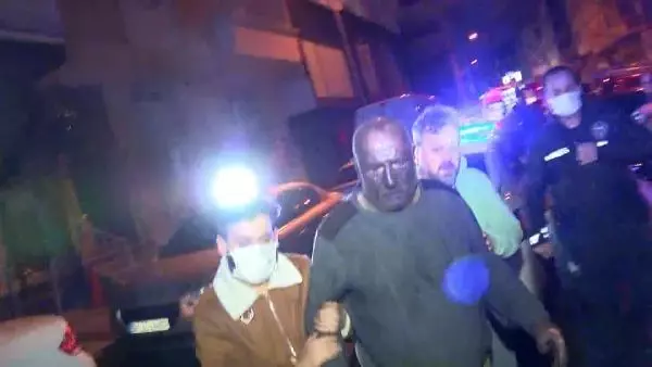 Sultangazi'de bir binanın çatı katında çıkan yangın söndürüldü Sultangazi'de bir binanın çatı katında çıkan yangın söndürüldü