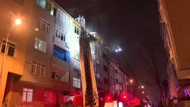 Sultangazi'de bir binanın çatı katında çıkan yangın söndürüldü Sultangazi'de bir binanın çatı katında çıkan yangın söndürüldü