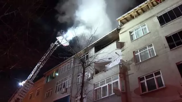 Sultangazi'de bir binanın çatı katında çıkan yangın söndürüldü Sultangazi'de bir binanın çatı katında çıkan yangın söndürüldü