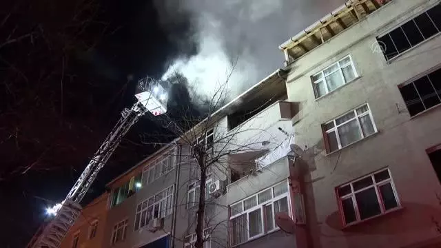 Sultangazi'de bir binanın çatı katında çıkan yangın söndürüldü Sultangazi'de bir binanın çatı katında çıkan yangın söndürüldü