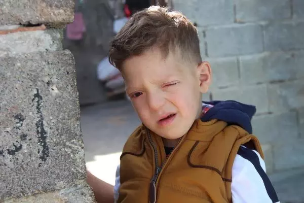 Suriyeli Ömer Cüneyd, her geçen gün görme yetisini kaybediyor Suriyeli Ömer Cüneyd, her geçen gün görme yetisini kaybediyor