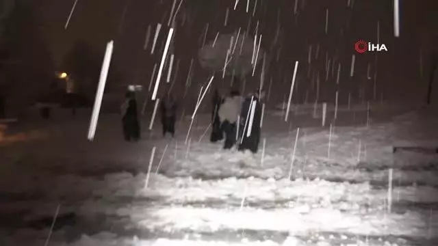 Trafik kazasında kafası kanayan sürücü acısını unutup aracının derdine düştü Trafik kazasında kafası kanayan sürücü acısını unutup aracının derdine düştü