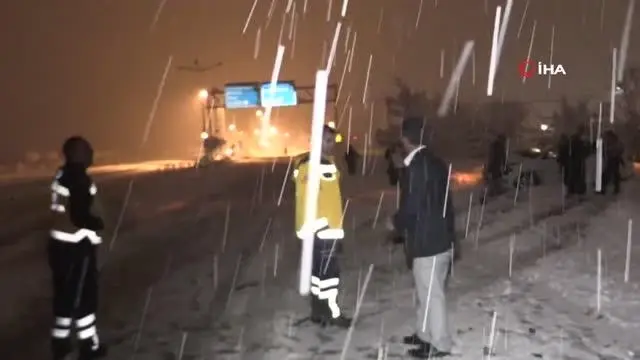 Trafik kazasında kafası kanayan sürücü acısını unutup aracının derdine düştü Trafik kazasında kafası kanayan sürücü acısını unutup aracının derdine düştü