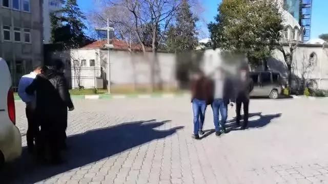 Trafikte yol verme kavgası: 4 şüpheli gözaltına alındı Trafikte yol verme kavgası: 4 şüpheli gözaltına alındı