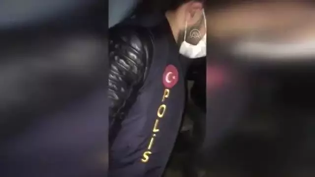 Ümraniye'de uyuşturucu madde ticareti yaptığı gerekçesiyle bir kişi yakalandı Ümraniye'de uyuşturucu madde ticareti yaptığı gerekçesiyle bir kişi yakalandı