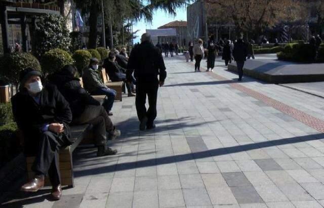 Vaka sayısı haritasında çok riskli iller arasında yer alan Trabzon sokaklarındaki kalabalık pes dedirtti Vaka sayısı haritasında çok riskli iller arasında yer alan Trabzon sokaklarındaki kalabalık pes dedirtti