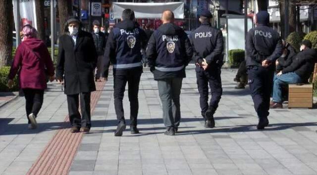 Vaka sayısı haritasında çok riskli iller arasında yer alan Trabzon sokaklarındaki kalabalık pes dedirtti Vaka sayısı haritasında çok riskli iller arasında yer alan Trabzon sokaklarındaki kalabalık pes dedirtti
