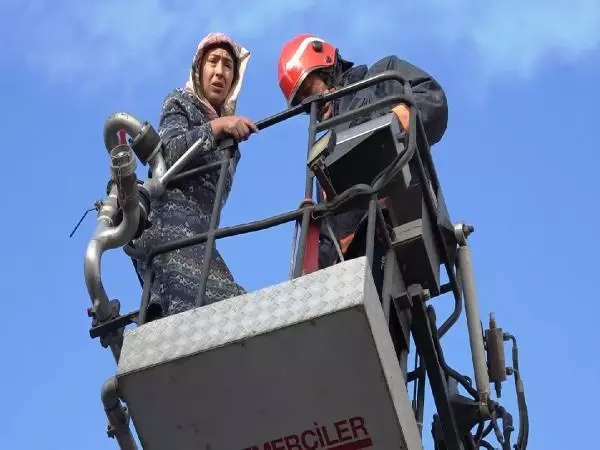 Yangında binada mahsur kalan kadını itfaiye kurtardı Yangında binada mahsur kalan kadını itfaiye kurtardı