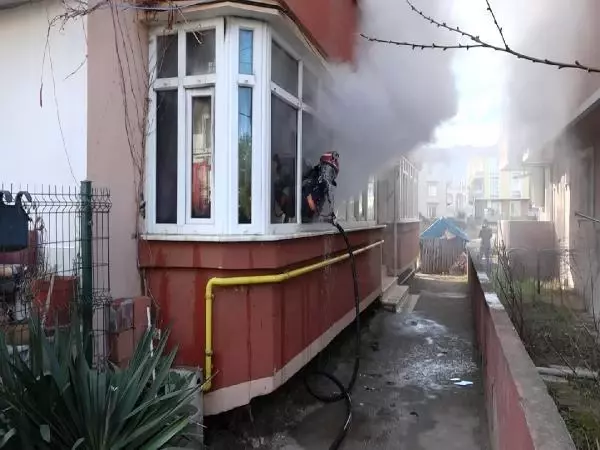 Yangında binada mahsur kalan kadını itfaiye kurtardı Yangında binada mahsur kalan kadını itfaiye kurtardı
