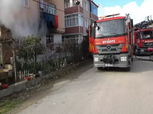 Yangında binada mahsur kalan kadını itfaiye kurtardı Yangında binada mahsur kalan kadını itfaiye kurtardı